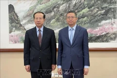 L'ambassadeur du Vietnam en Chine, Pham Thanh Binh (droite) et le vice-président du Comité des Affaires étrangères de l'Assemblée populaire nationale chinois, Fu Ziying. Photo : VNA