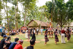 Échanges culturels dans l’espace du village traditionnel de l’ethnie Ba Na au Village culturel et touristique des ethnies du Vietnam, situé dans la commune de Doai Phuong, à Hanoï. Photo: VNA