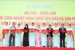 Lors de l'ouverture de la Foire-exposition des cadeaux, des produits industriels ruraux typiques et des produits OCOP (« À chaque commune son produit »), couplée au Festival culinaire des délices des Hauts Plateaux du Centre 2025, au Centre culturel et touristique provincial de Dak Lak. Photo : VNA