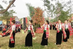 JDes jeunes filles de l'ethnie Thai au festival Het Cha (Moc Chau, Son La). Photo : VNA