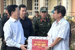 Le vice-Premier ministre Mai Van Chinh remet des cadeaux aux écoles endommagées par le typhon. Photo : VNA
