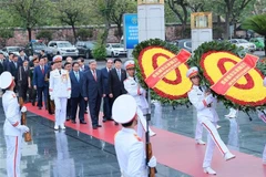 Une délégation de dirigeants du Parti, de l’État, de l’Assemblée nationale, du gouvernement et du Front de la Patrie du Vietnam, est allée rendre hommage le 19 mai au Président Hô Chi Minh en son mausolée, à l’occasion du 135e anniversaire de sa naissance (19 mai). Photo : VNA