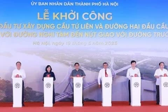 Le Premier ministre (3e à partir de la gauche) donne le coup d'envoi de la construction du pont Tu Liên, à Hanoï. Photo : VNA