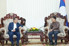 Le vice-Premier ministre lao, Saleumxay Kommasith (à droite) et le président de Vinachem, Phung Quang Hiep. Photo : VNA