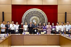 Le président de l'Assemblée nationale (AN), Tran Thanh Man, a rencontré le 29 mai à Hanoï les députés de diverses législatures de la province de Hau Giang. Photo . VNA