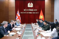 Rencontre entre le ministre de la Sécurité publique, Luong Tam Quang (droite), et le secrétaire d'État du ministère britannique de l’Intérieur, Simon Ridley. Photo : VNA