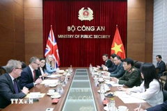 Rencontre entre le ministre de la Sécurité publique, Luong Tam Quang (droite), et le secrétaire d'État du ministère britannique de l’Intérieur, Simon Ridley. Photo : VNA