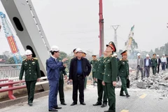 Le ministre des Transports Tran Hong Minh (blouson noir) à la cérémonie de mise en chantier du nouveau pont de Phong Chau à Phu Tho. Photo : VNA