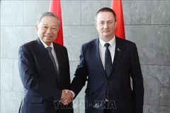 Le secrétaire général Tô Lâm (gauche) rencontre le Premier ministre biélorusse. Photo: VNA