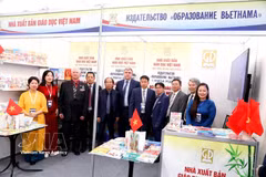 Stand de la Maison d'édition Éducation du Vietnam au Salon international du livre de Saint-Pétersbourg. Photo : VNA