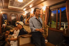 Le saxophoniste Phan Kim apporte des mélodies impeccables et des paysages poétiques à travers l'œuvre "Dà Lat au coucher du soleil". Photo : VNA