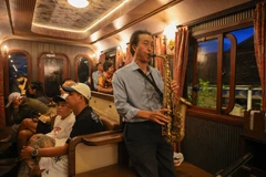 Le saxophoniste Phan Kim apporte des mélodies impeccables et des paysages poétiques à travers l'œuvre "Dà Lat au coucher du soleil". Photo : VNA