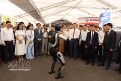 Des délégués visitent une exposition de produits technologiques lors du Techfest Hai Phong 2026. Photo : VNA