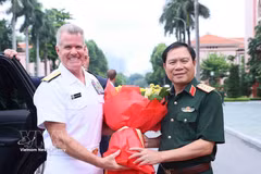 Le général d’armée Nguyen Tan Cuong (à droite), chef d’État-major général de l’Armée populaire du Vietnam et vice-ministre vietnamien de la Défense accueillit l’amiral Samuel Paparo, commandant du Commandement des États-Unis pour l’Indo-Pacifique (United States Indo-Pacific Command-USINDOPACOM). Photo : VNA