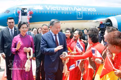 Des représentants de l'ambassade et du consulat général du Vietnam, ainsi que des membres de la communauté vietnamienne en Thaïlande, accueillent le secrétaire général du PCV et président vietnamien, To Lam, et son épouse à l'aéroport international d'Udon Thani. Photo : VNA