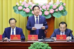 Le chef adjoint du Bureau présidentiel, Pham Thanh Hà préside la conférence de presse. Photo : VNA