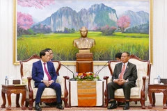 Le général Vilay Lakhamfong (à droite), membre du Bureau politique et membre permanent du Secrétariat du Comité central du PPRL pour le mandat 2026-2030, reçoit le vice-ministre vietnamien de la Sécurité publique, Le Quoc Hung. Photo : VNA