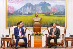 Le général Vilay Lakhamfong (à droite), membre du Bureau politique et membre permanent du Secrétariat du Comité central du PPRL pour le mandat 2026-2030, reçoit le vice-ministre vietnamien de la Sécurité publique, Le Quoc Hung. Photo : VNA