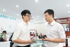 Des ingénieurs de Viettel discutent du développement de solutions technologiques. Photo: nhandan.vn