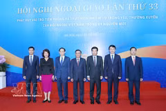 Tran Cam Tu, membre du Bureau politique et permanent du Secrétariat du Comité central du Parti communiste du Vietnam et des responsables du ministère des Affaires étrangères. Photo: VNA 