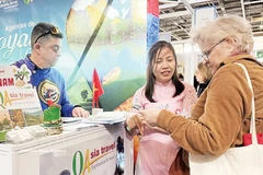 Des touristes français découvrent les produits touristiques vietnamiens lors du Salon international du tourisme 2026 à Paris. Photo : VNA