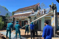  La force de choc de la commune de Tay Ho (Da Nang) aide les gens à réparer les maisons dont les toits sont endommagés. baochinhphu.vn