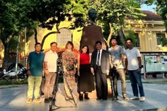 L'équipe de tournage travaille à Hanoï. Photo : VTV