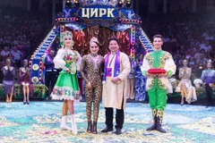 Tong Toan Thang (2e à partir de la droite), Artiste du Peuple, directeur de la Fédération vietnamienne du cirque et membre du jury, remet la médaille de bronze à l'artiste Luu Thi Huong (2 à partir de la gauche). Photo : Fédération vietnamienne du cirque