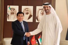 Le vice-Premier ministre Nguyên Chi Dung (gauche) et le ministre de l'Économie des EAU, Abdulla Bin Touq Al Marri. Photo: chinhphu.vn