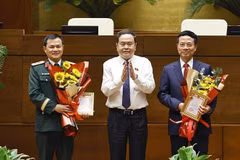 Le président de l'Assemblée nationale, Trân Thanh Mân (au centre) remet l'Insigne « Pour la cause de l'Assemblée nationale vietnamienne » au ministre des Sciences et Technologies, Nguyen Manh Hung (à droite), et au président-directeur général du groupe de l'industrie militaire et des télécommunications (Viettel), Tao Duc Thang. Photo : VNA