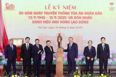 Le secrétaire général Tô Lâm offre une statue du Président Ho Chi Minh à la Cour populaire suprême. Photo : VNA