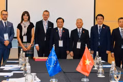 Le vice-président de l'Assemblée nationale, Le Minh Hoan, et le chef de la délégation du Parlement européen à la 46e Assemblée générale de l'AIPA, ainsi que des délégués des deux parties assistent à la réunion. Photo : journal Nhan Dan