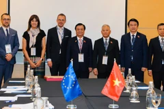 Le vice-président de l'Assemblée nationale, Le Minh Hoan, et le chef de la délégation du Parlement européen à la 46e Assemblée générale de l'AIPA, ainsi que des délégués des deux parties assistent à la réunion. Photo : journal Nhan Dan
