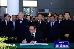 Le Premier ministre Pham Minh Chinh a écrit dans le livre de condoléances. Photo: VNA