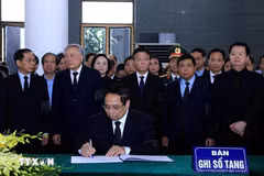 Le Premier ministre Pham Minh Chinh a écrit dans le livre de condoléances. Photo: VNA