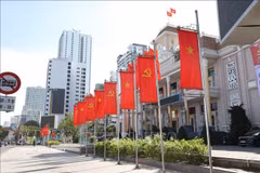 Des drapeaux et des décorations florales ornent avec éclat l’esplanade du Comité populaire provincial de Khanh Hoa. Photo: VNA