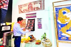 Le British Council a apporté un appui financier et technique à neuf projets, dont la restauration du tissage des motifs les plus sophistiqués de l’ethnie Thai au village de Hoa Tien (Nghê An). Photo : https://nhandan.vn/