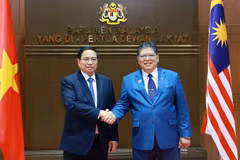 Le Premier ministre Pham Minh Chinh (gauche) et Tan Sri Dato' Johari Bin Abdul, président de la Chambre des représentants de Malaisie. Photo: VNA