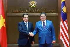 Le Premier ministre Pham Minh Chinh (gauche) et Tan Sri Dato' Johari Bin Abdul, président de la Chambre des représentants de Malaisie. Photo: VNA