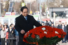 Le Premier ministre vietnamien Pham Minh Chinh et la délégation l'accompagnant ont déposé, le 23 mars au matin (heure locale), des fleurs au pied du monument du Président Ho Chi Minh ainsi qu’à la Tombe du Soldat inconnu à Moscou. Photo : VNA