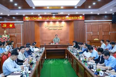 Le Premier ministre Pham Minh Chinh, accompagné d'une délégation de travail, a eu le 29 novembre à Dak Lak une réunion en ligne et en présentiel avec les représentants des quatre provinces du Centre-Sud. Photo: VNA