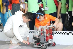 Des élèves expérimentent la commande de robots lors du tournoi de robotique FPT Schools élargi de Da Nang. Photo: VNA