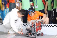 Des élèves expérimentent la commande de robots lors du tournoi de robotique FPT Schools élargi de Da Nang. Photo: VNA