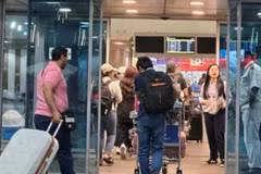 Un groupe de citoyens vietnamiens entre à l'aéroport du Caire (Égypte) pour rentrer chez eux. Photo : Ambassade du Vietnam en Israël