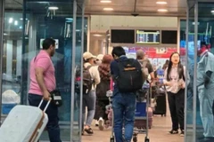 Un groupe de citoyens vietnamiens entre à l'aéroport du Caire (Égypte) pour rentrer chez eux. Photo : Ambassade du Vietnam en Israël