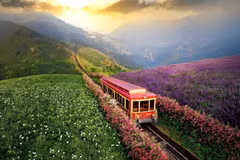 Le train de montagne de Muong Hoa enrichit l'expérience du tourisme vert des visiteurs une fois venus à Sa Pa. Photo : VNA
