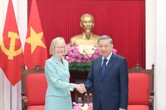 Le secrétaire général du Parti communiste du Vietnam To Lam reçoit l’ambassadrice d’Australie Gillian Bird. Photo : VNA