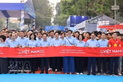 Des délégués participent à la marche « Pour un Vietnam en bonne santé ». Photo : VNA