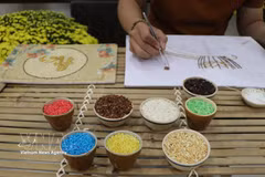 Ces tableaux sont méticuleusement composés à partir de grains de riz aux nuances variées. Photo : VNA