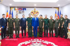 L'ambassadeur Nguyen Minh Vu est allé adresser ses vœux au Commandement général des Forces armées royales cambodgiennes, à l’occasion du Nouvel An traditionnel Chol Chnam Thmey 2026. Photo: VNA